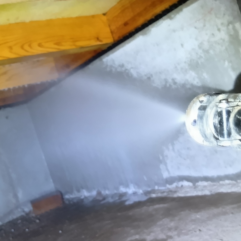 基礎に防蟻剤を散布