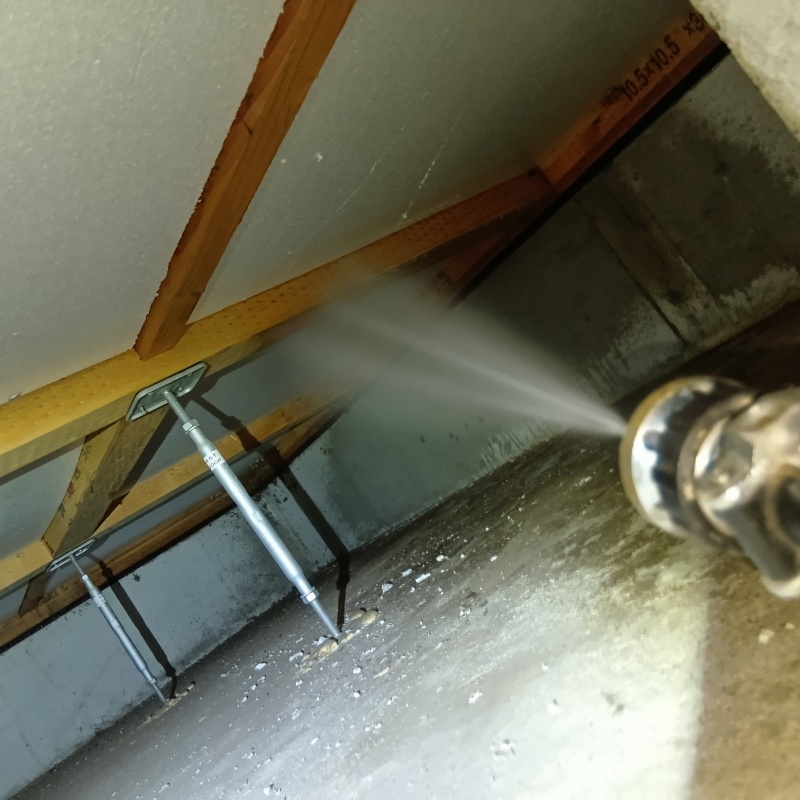 床下木材に防蟻剤を散布