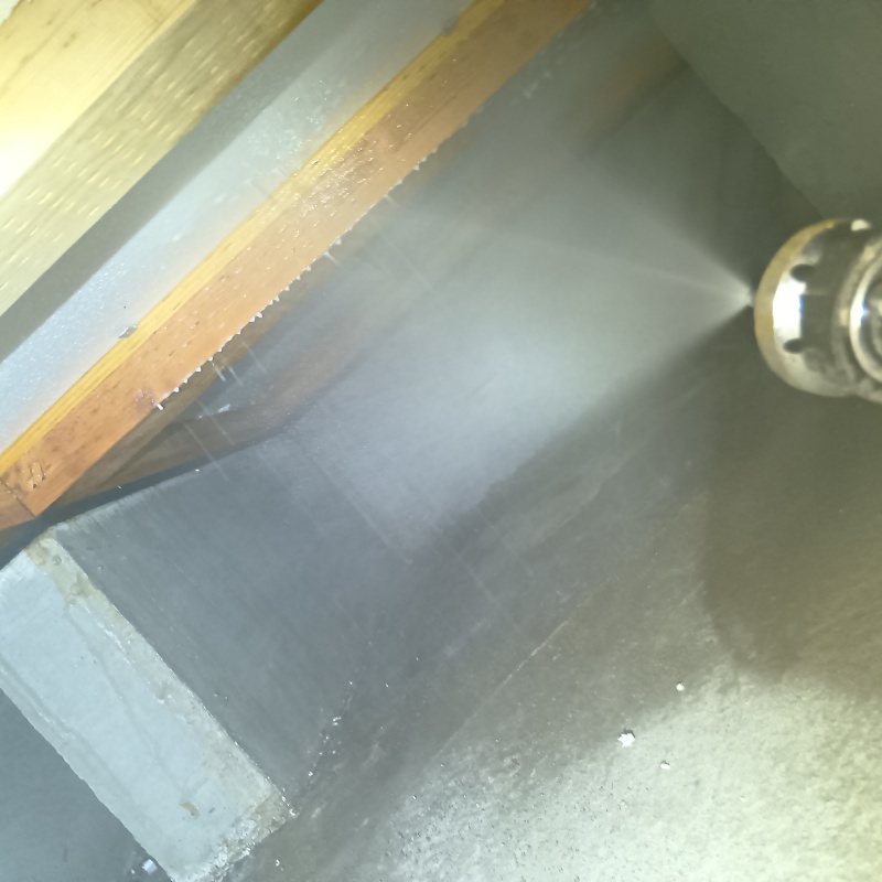 床下断熱材に防蟻剤を吹き付ける様子