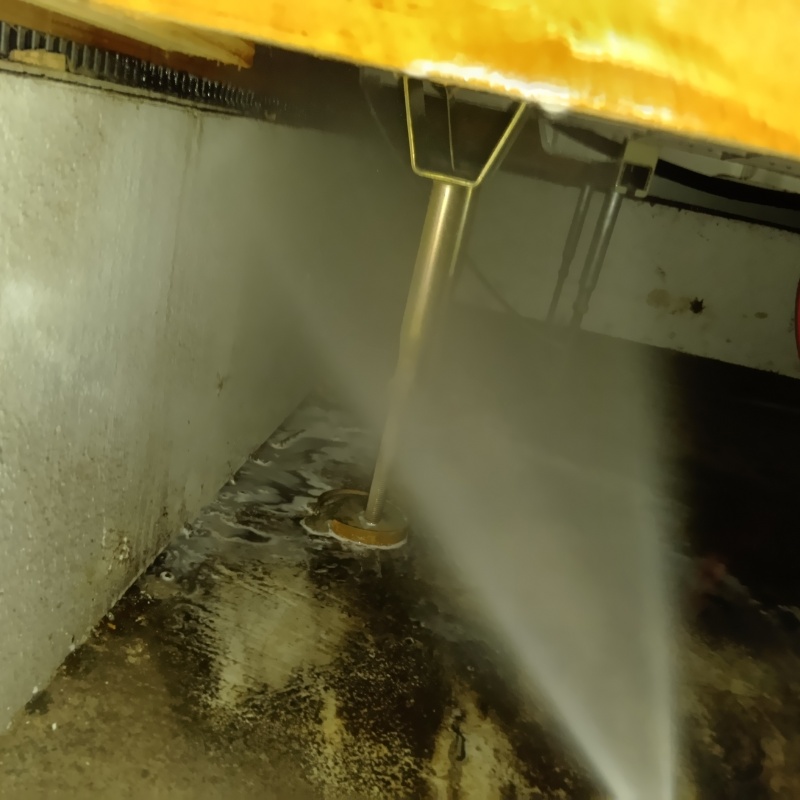 基礎に防蟻剤を吹き付ける様子