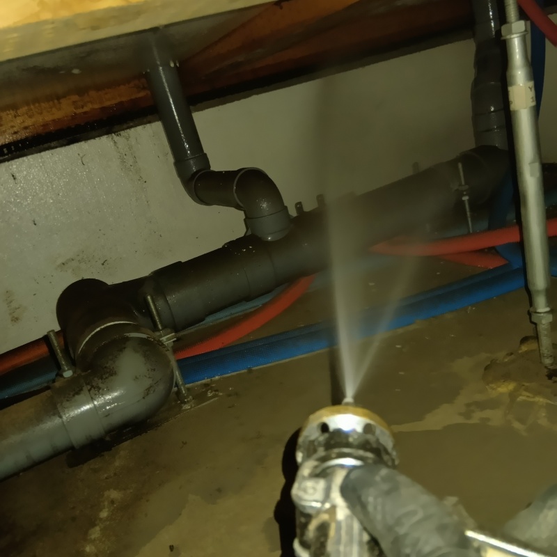 基礎に防蟻剤を散布