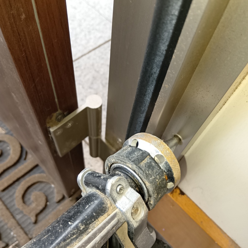 壁材に穴を開けて防蟻剤を注入