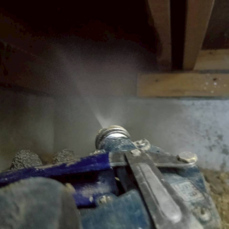 床下木材にシロアリ駆除剤を散布