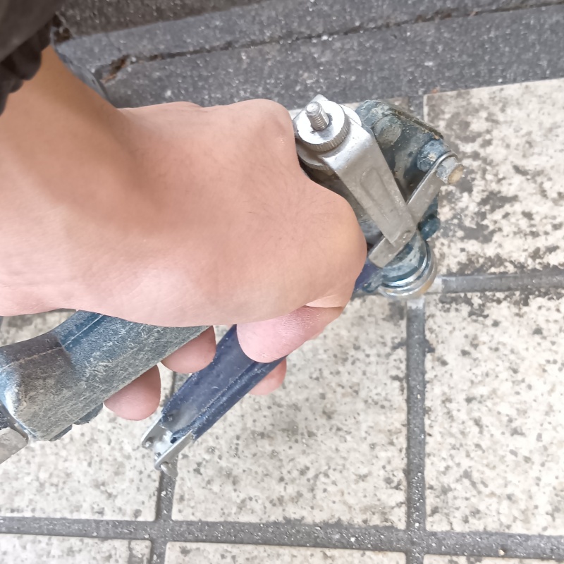 玄関床の目地からシロアリ駆除剤を注入