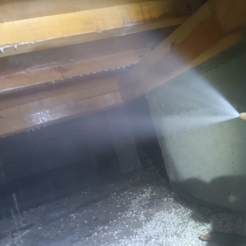 床下木材にシロアリ駆除剤を散布