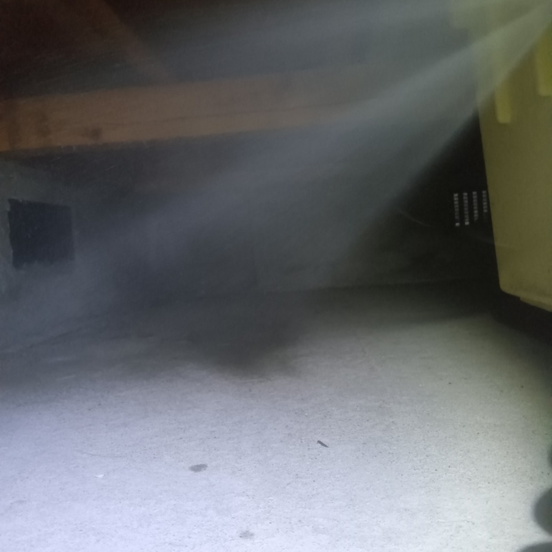 地面にシロアリ駆除剤を散布