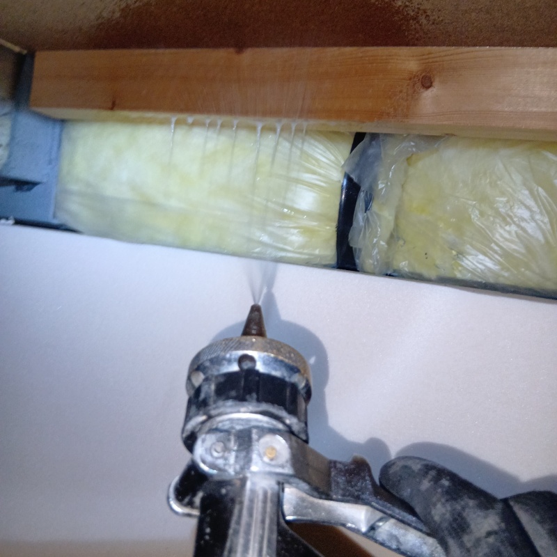 床下木材・断熱材に防蟻剤を散布