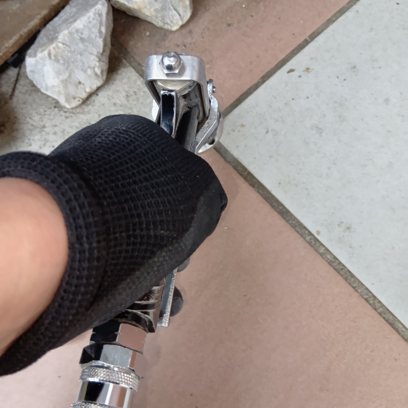 玄関床に穴を開けて防蟻剤を注入