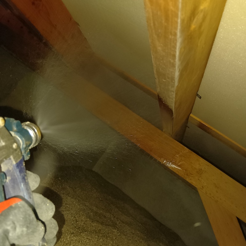 床下断熱材に防蟻剤を散布