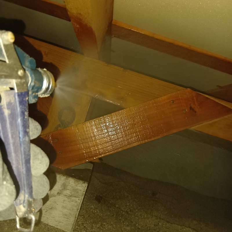 床下木材に防蟻剤を散布