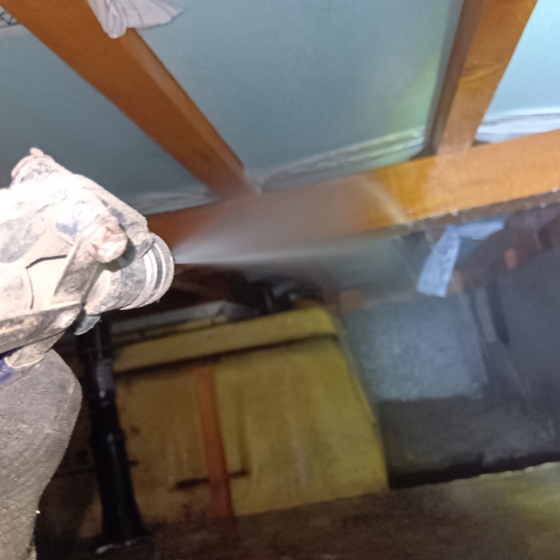 床下木材に防蟻剤を散布