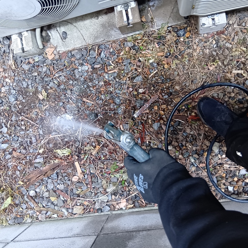 建物外周の土壌に防蟻剤を散布