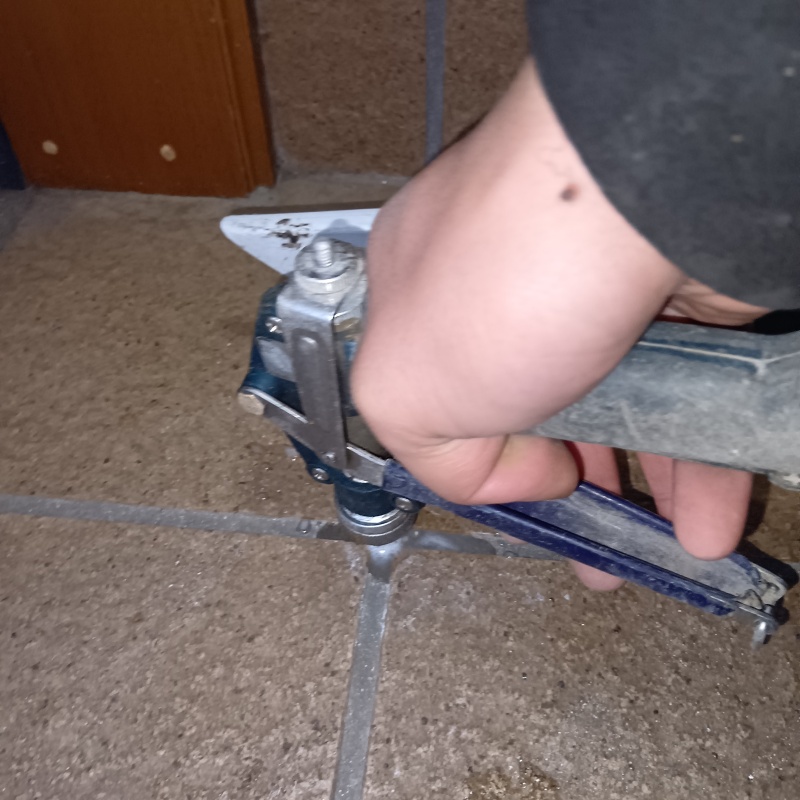 玄関床に穴を開けて防蟻剤を注入