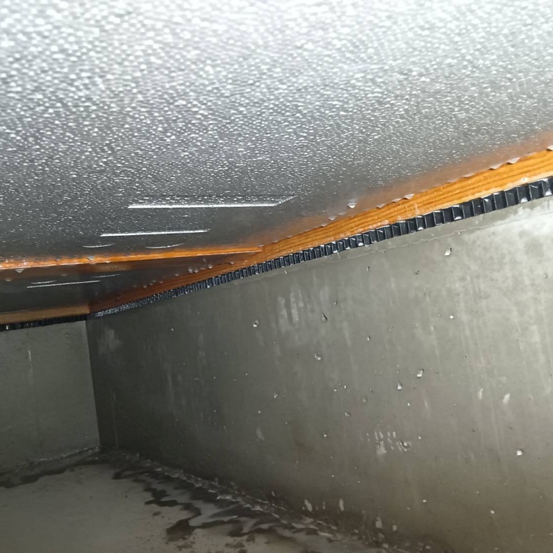 床下木材・断熱材に防蟻剤を散布した様子