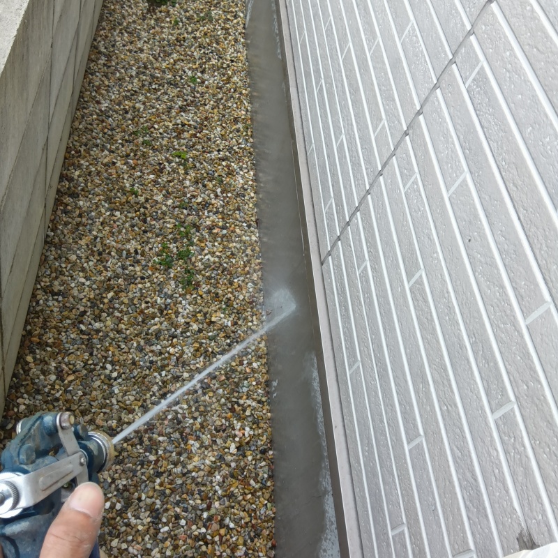 建物外周の土壌に防蟻剤を散布