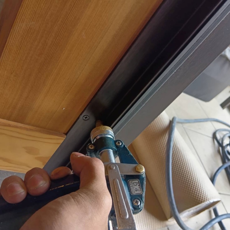 ネジ穴から木製の壁材に防蟻剤を散布