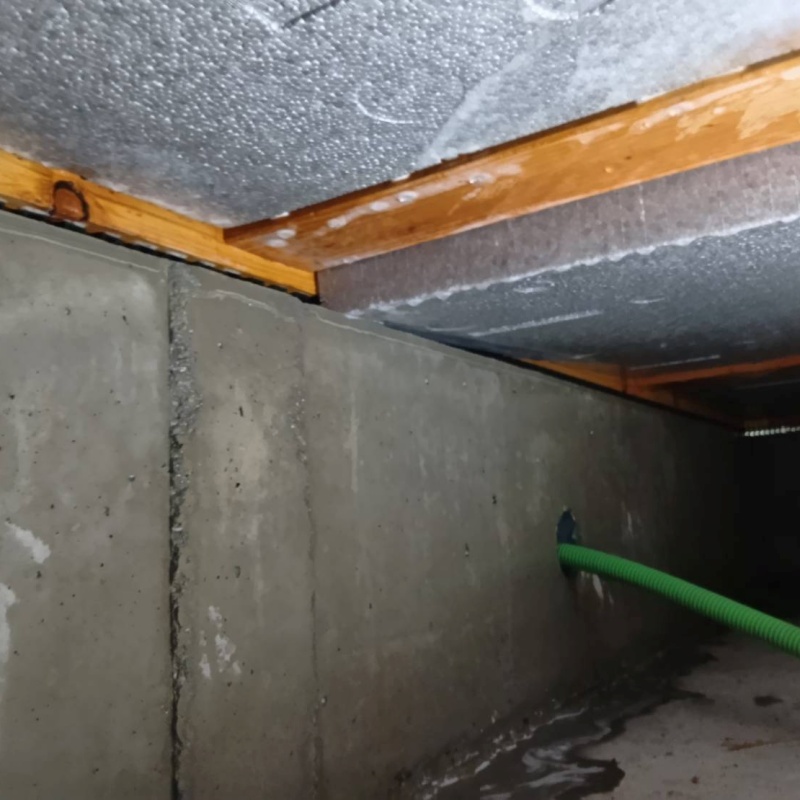 地面・基礎に防蟻剤を散布