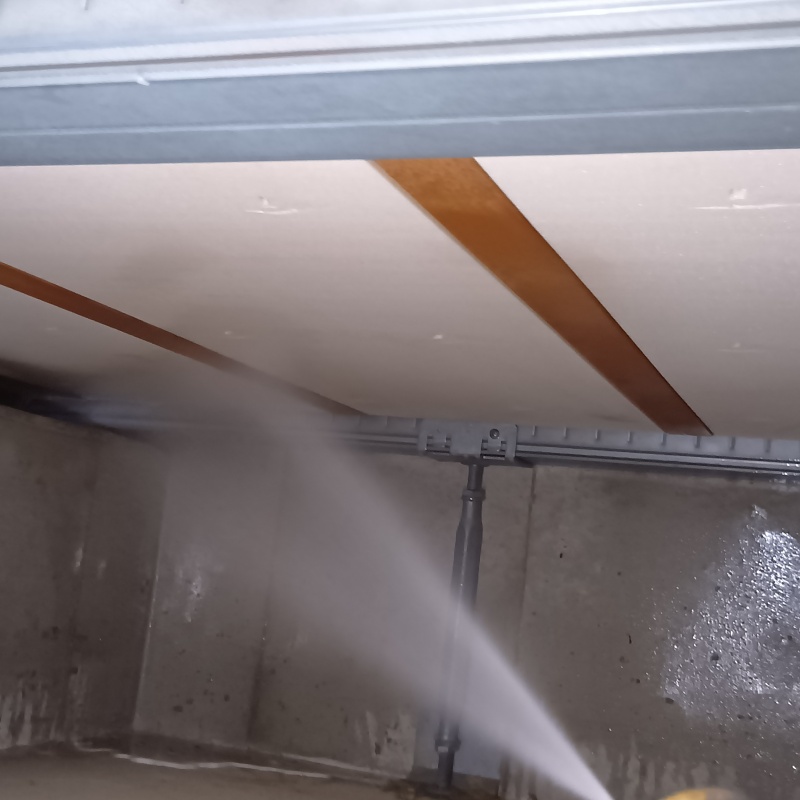 床下木材に防蟻剤を散布