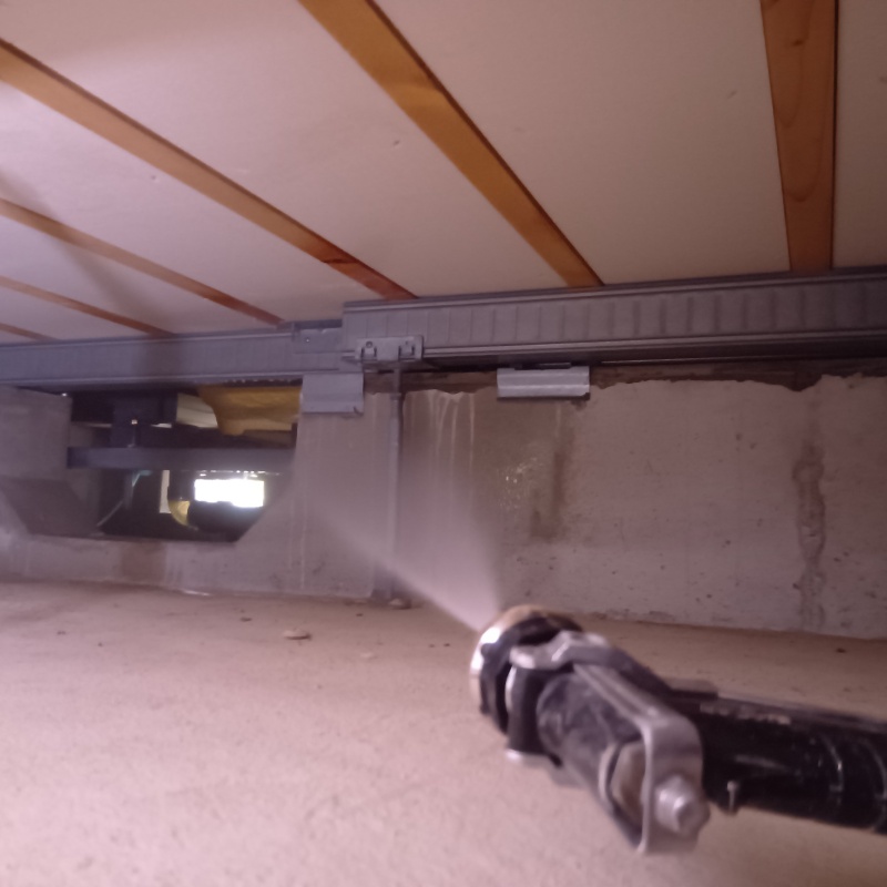 地面・基礎に防蟻剤を吹き付ける様子