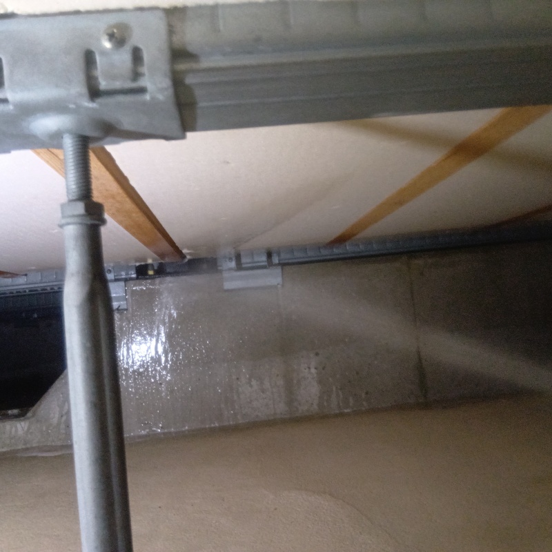 地面・基礎に防蟻剤を散布