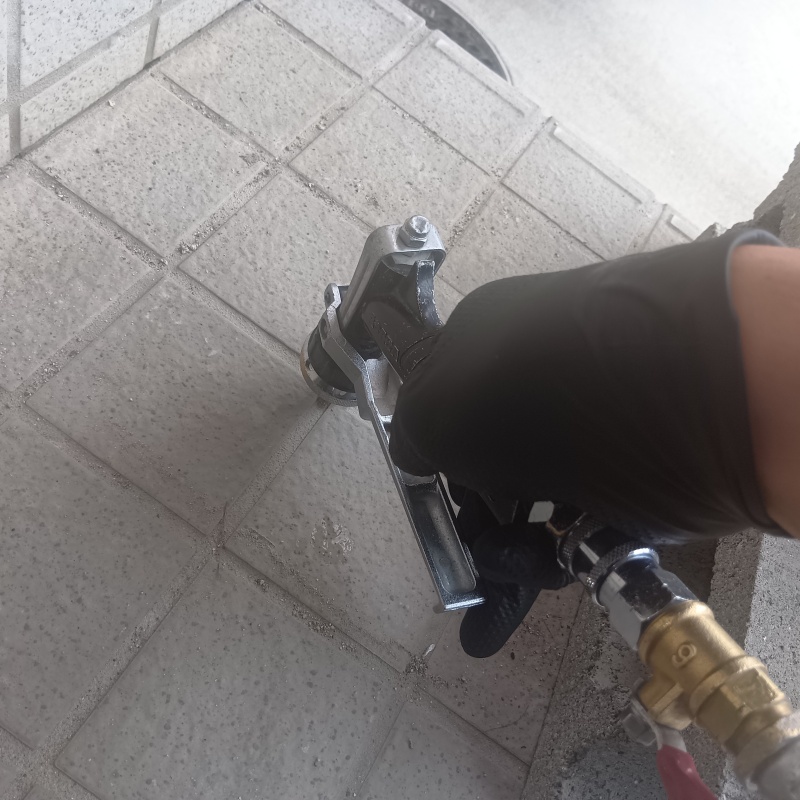 玄関床の目地から防蟻剤を注入