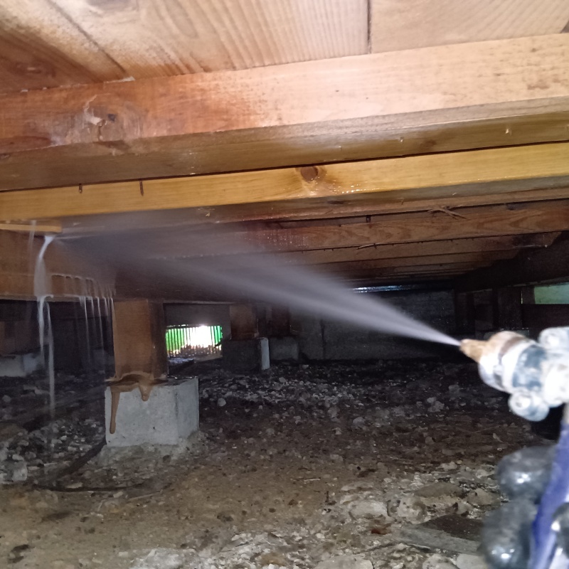 床下木材に防蟻剤を散布