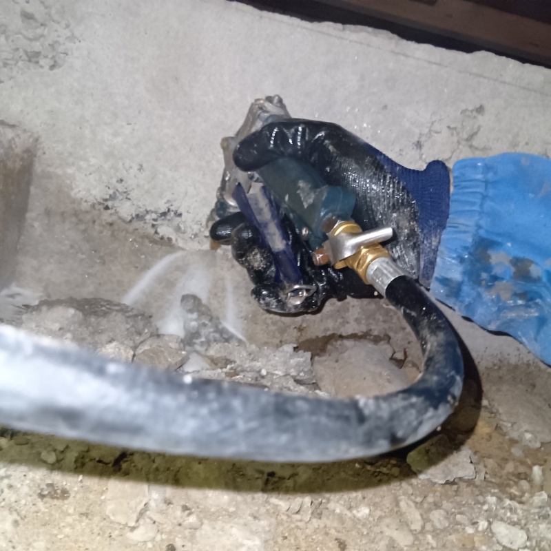 基礎に防蟻剤を吹き付ける様子