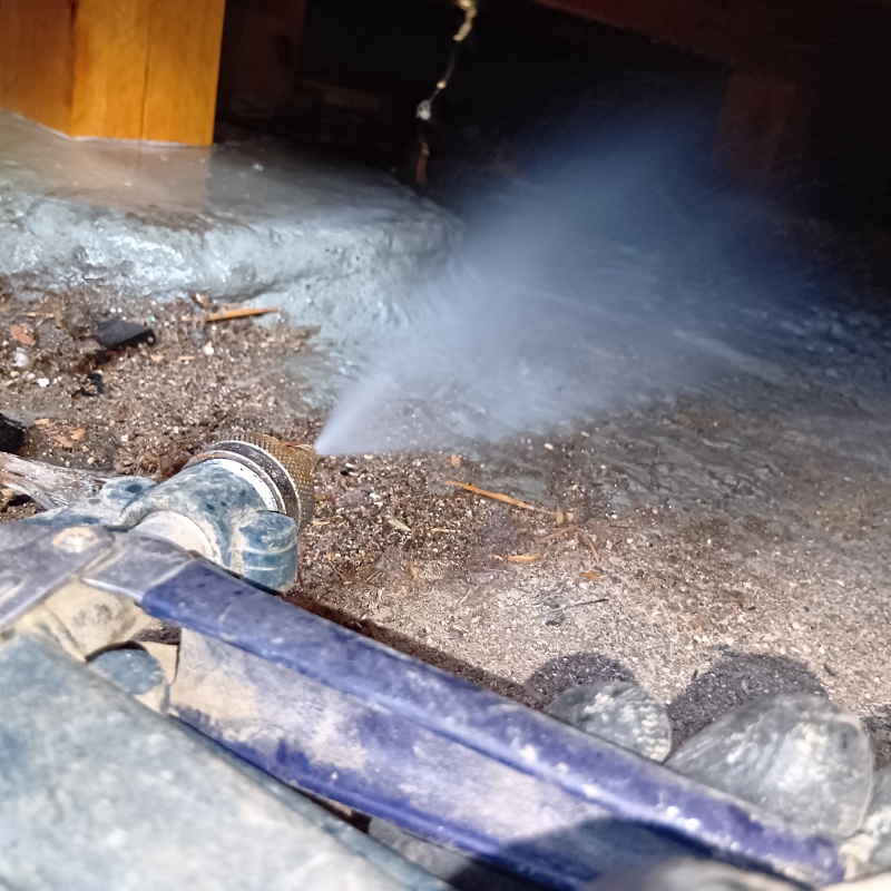 地面に防蟻剤を散布