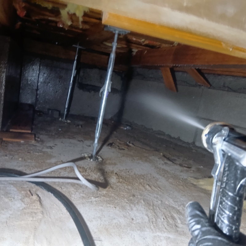 基礎にシロアリ駆除剤を散布