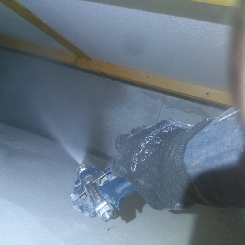 基礎に防蟻剤を散布