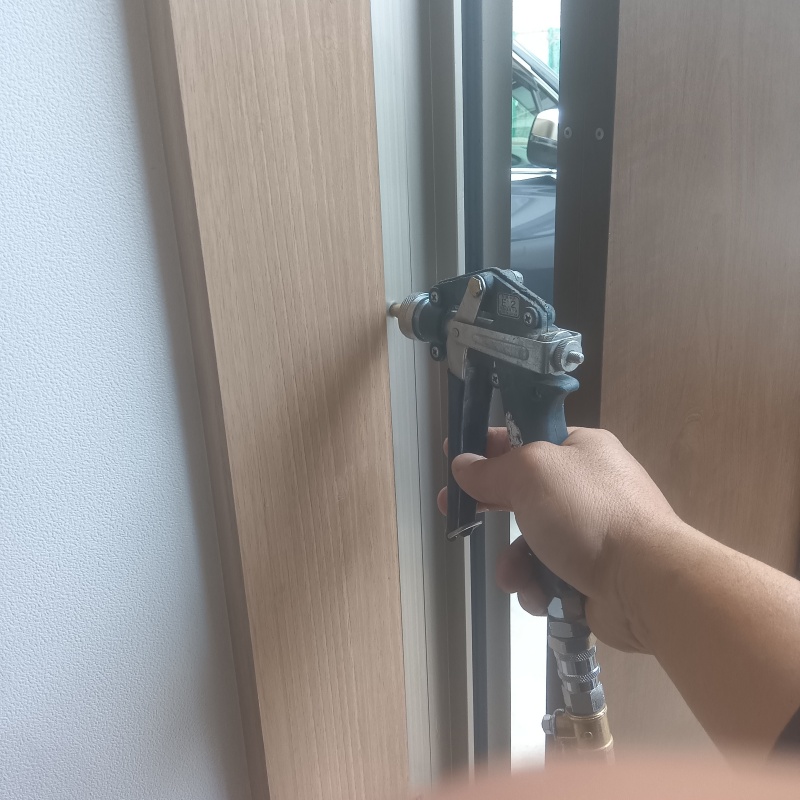 壁材に穴を開けて防蟻剤を注入