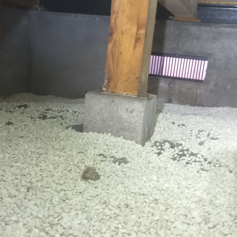 床下に調湿剤を敷いている様子