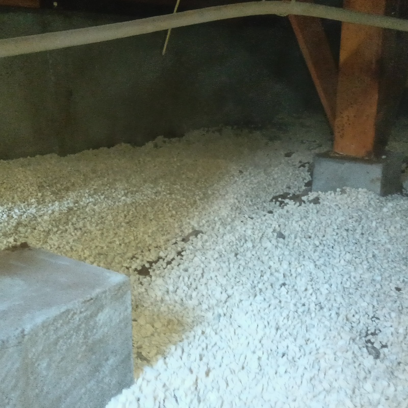 調湿剤で床下の環境を整えている様子