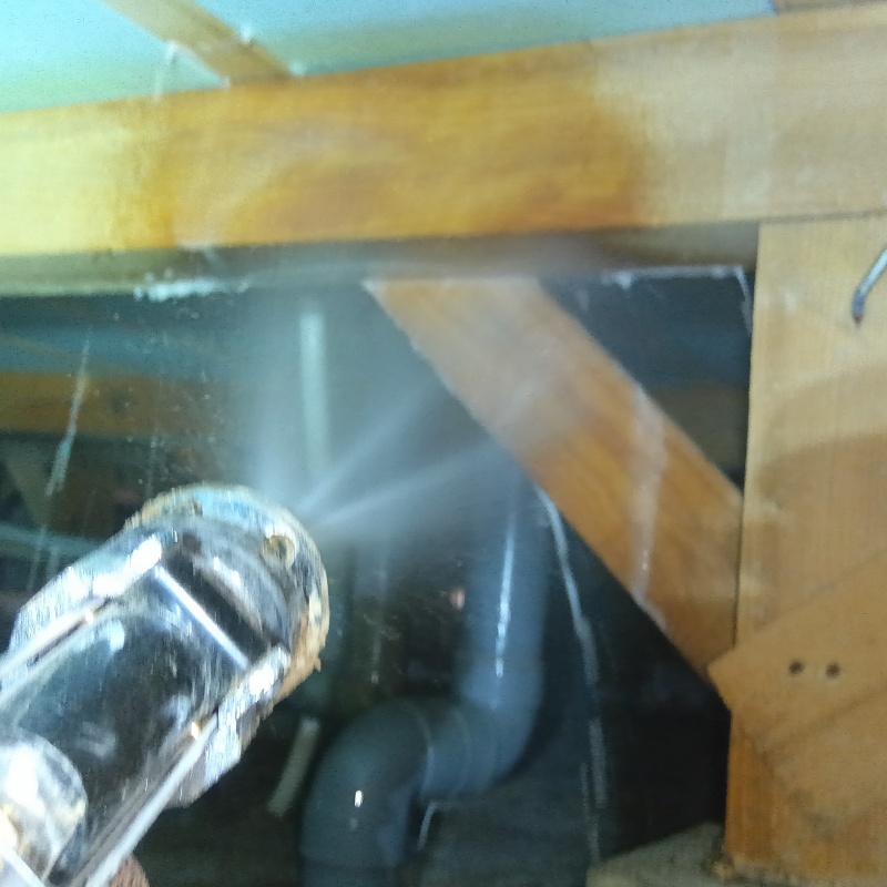 床下木材に防蟻剤を散布