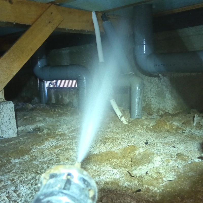 床下断熱材に防蟻剤を吹き付ける様子