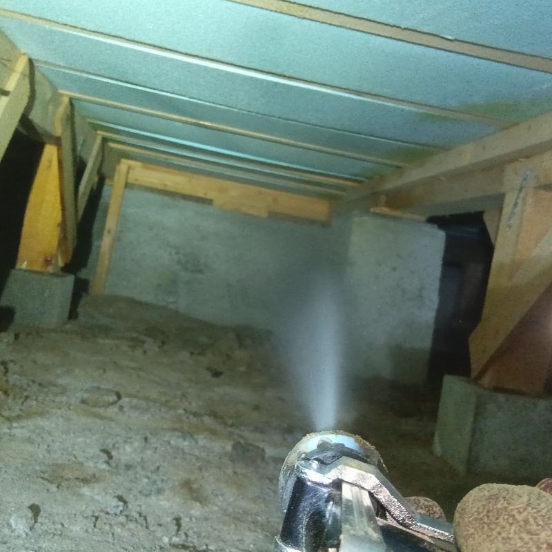 地面に防蟻剤を散布