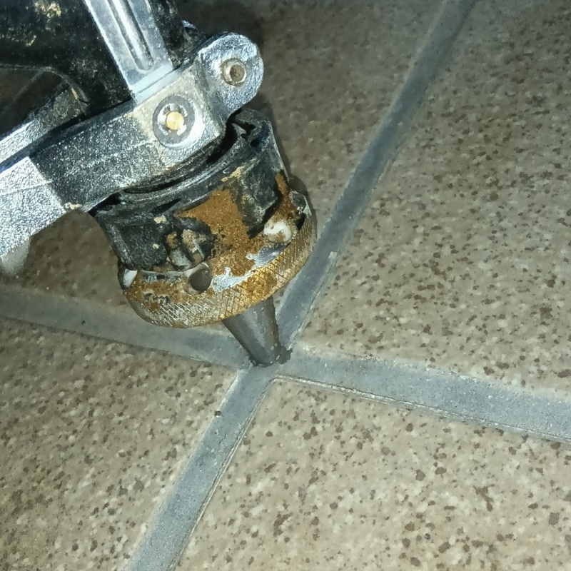 玄関床に穴を開けて防蟻剤を注入