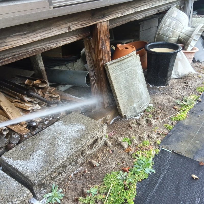 建物外周の土壌にシロアリ駆除剤を散布