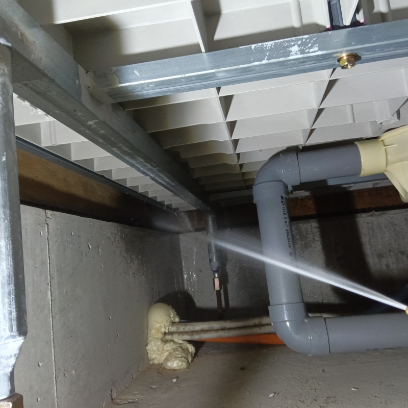 床下木材に防蟻剤を散布