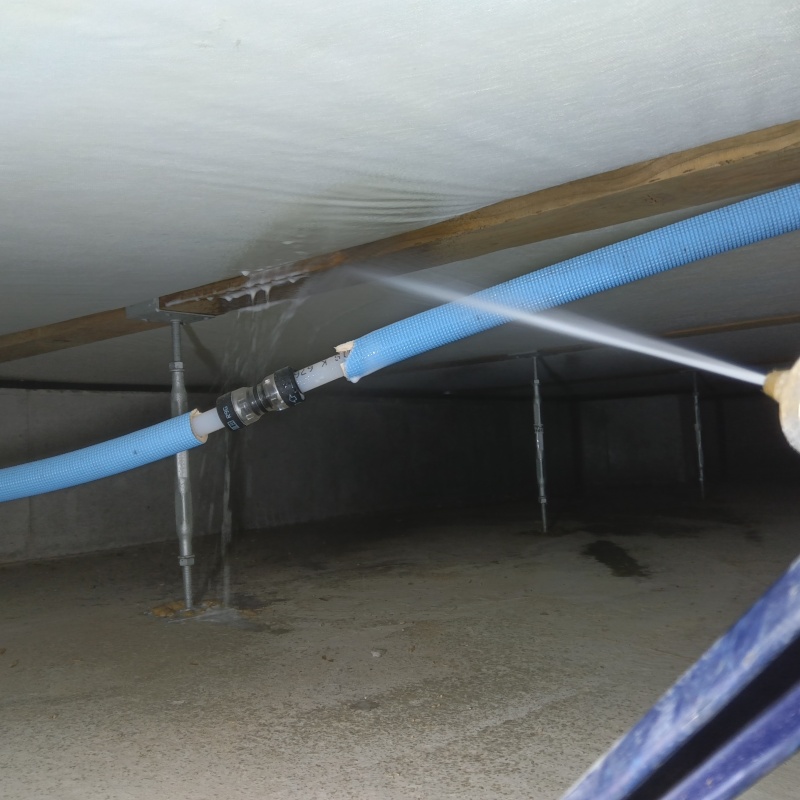 床下断熱材にを吹き付けている様子