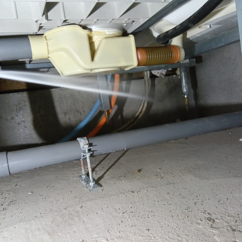 基礎にを吹き付けている様子