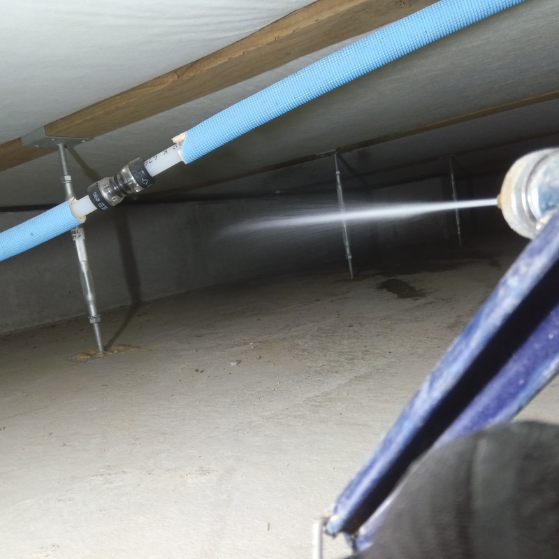 基礎に防蟻剤を散布