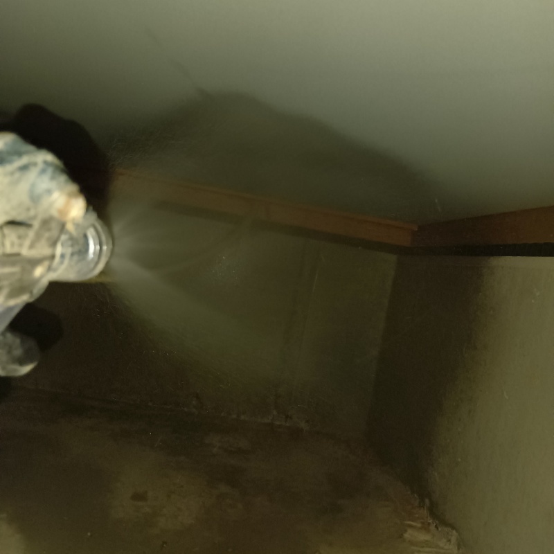 地面に防蟻剤を吹き付けている様子