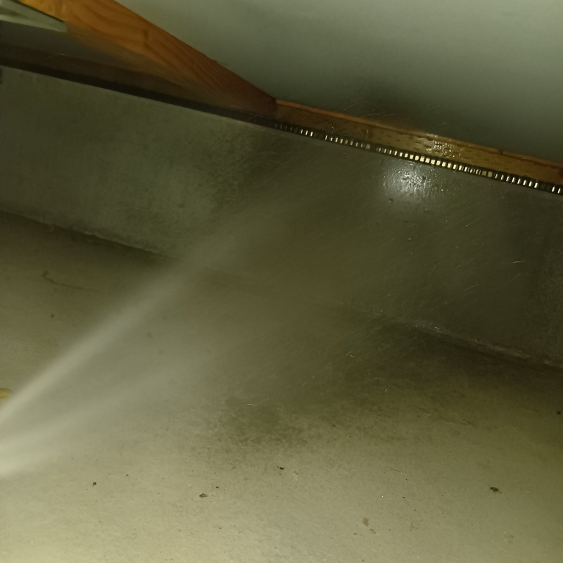 基礎に防蟻剤を散布