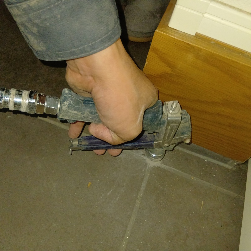 玄関床に穴を開けて防蟻剤を注入