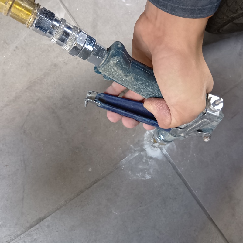 玄関床の目地から防蟻剤を注入