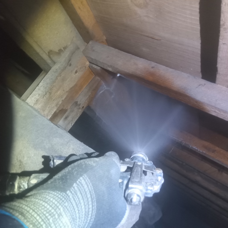 床下木材にシロアリ駆除剤を散布