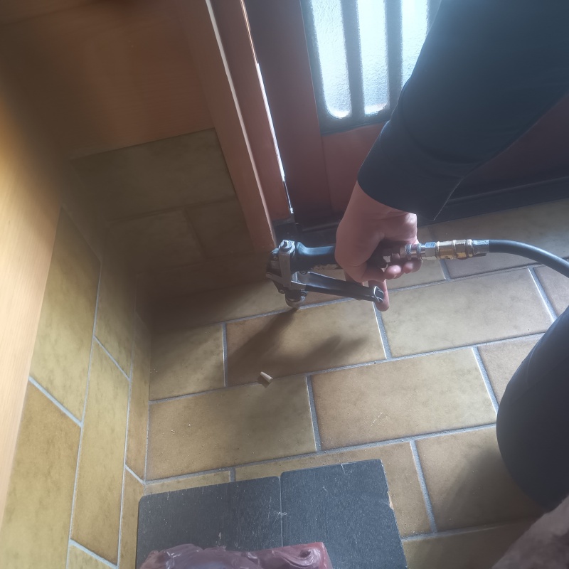 玄関床に穴を開けてシロアリ駆除剤を注入