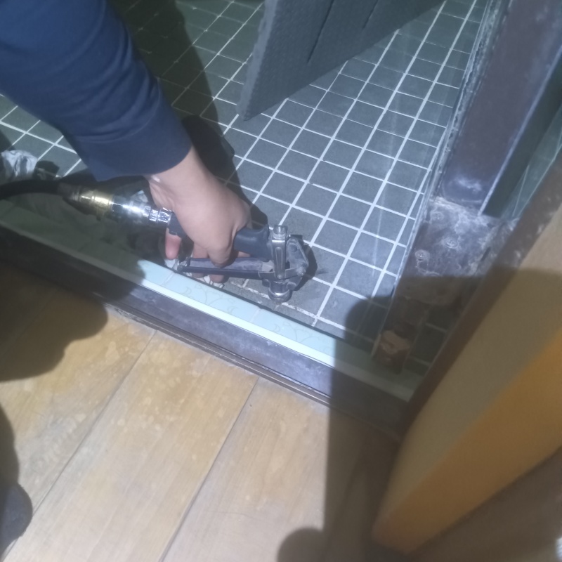 トイレ床の目地からシロアリ駆除剤を注入