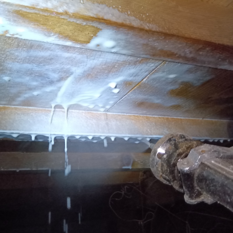 床下木材にシロアリ駆除剤を散布